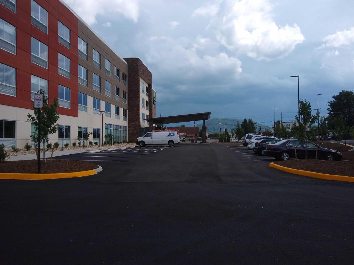 Holiday Inn Express & Suites - Roanoke - Civic Center Exteriör bild
