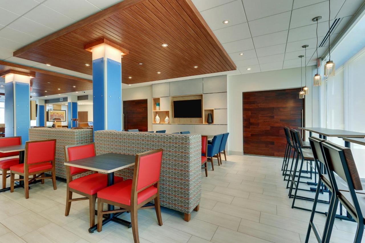 Holiday Inn Express & Suites - Roanoke - Civic Center Exteriör bild
