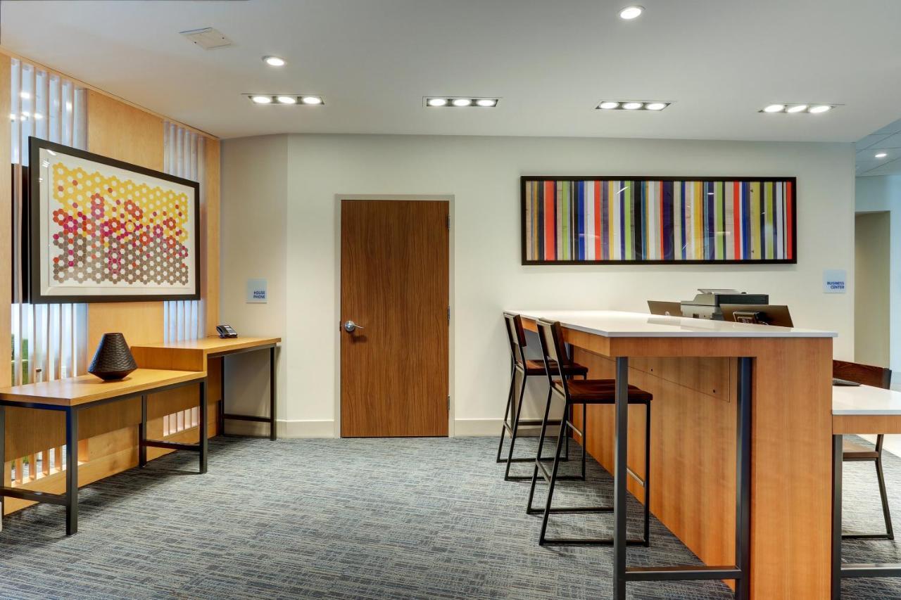 Holiday Inn Express & Suites - Roanoke - Civic Center Exteriör bild