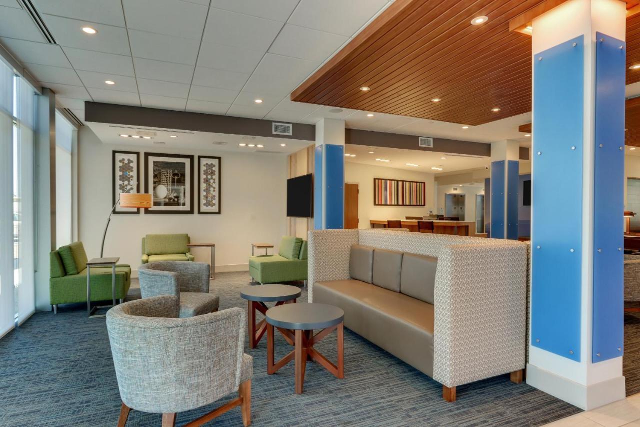 Holiday Inn Express & Suites - Roanoke - Civic Center Exteriör bild