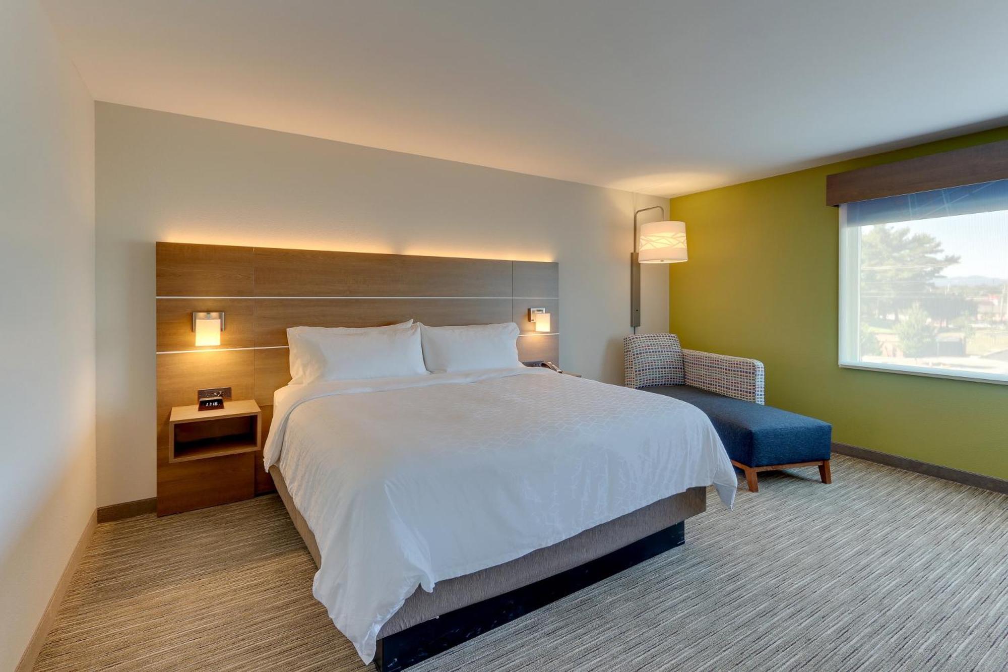 Holiday Inn Express & Suites - Roanoke - Civic Center Exteriör bild